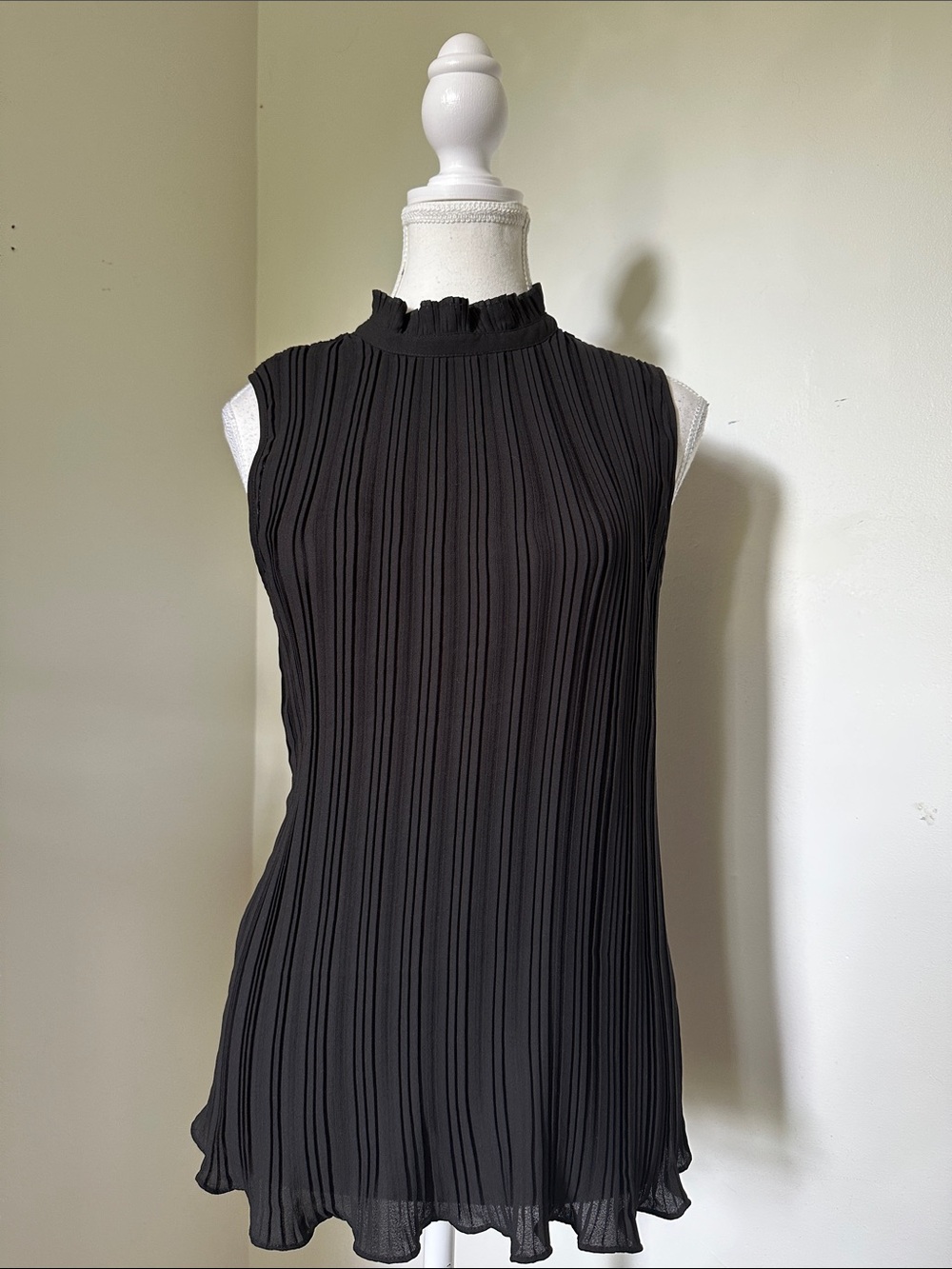 ADRIANNA PAPELL Black Pleated Lettuce Hem Mock Neck Preppy Office Tank Top Small
